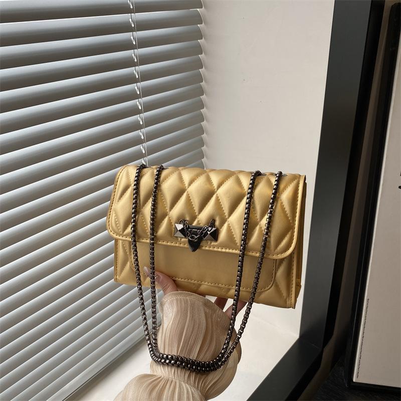 

New textured bag, messenger bag, women s bag, diamond chain, shoulder bag, high-end fashion lock small square bag. золотой
