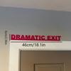 1ks Moderní kovový nápis 'Dramatic Exit' nad dveře - Nástěnné umění a dekorace na polici, Ideální pro svatby, Halloween a Vánoce, Pro vnitřní použití, Socha nástěnná dekorace