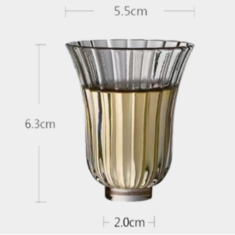 Mini-Teetasse aus Glas im japanischen Stil, Gongfu-Teegeschirr mit florales Blütenblatt-Design, 50 ml kleine Tassen, transparente Trinkgefäße