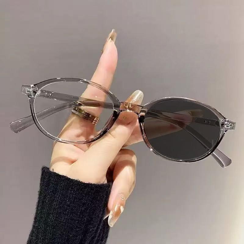 High-Quality Photochromic Myopia Glasses Retro Oval Small-Frame Nerd-Style Short-Sighted Glasses HD Blue Light Blocking Goggles