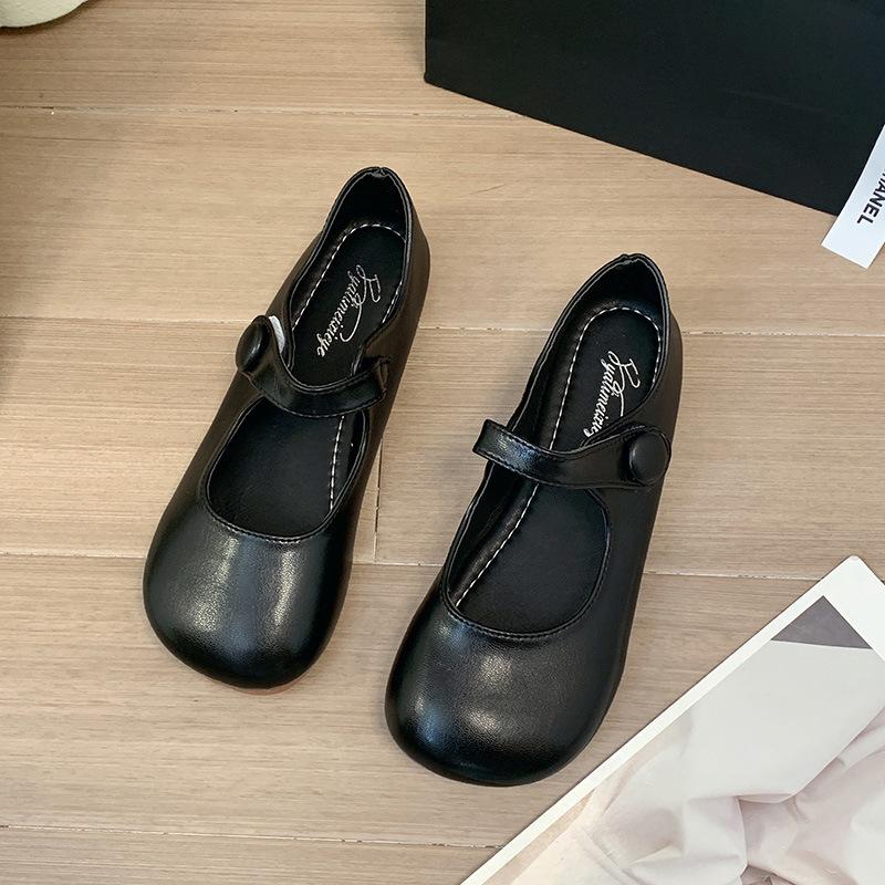 

Xiaoxiangfeng round head shallow mouth small leather shoes women s spring 2025 new comfortable soft sole Japanese one-word belt Mary Jane shoes 39 чёрный
