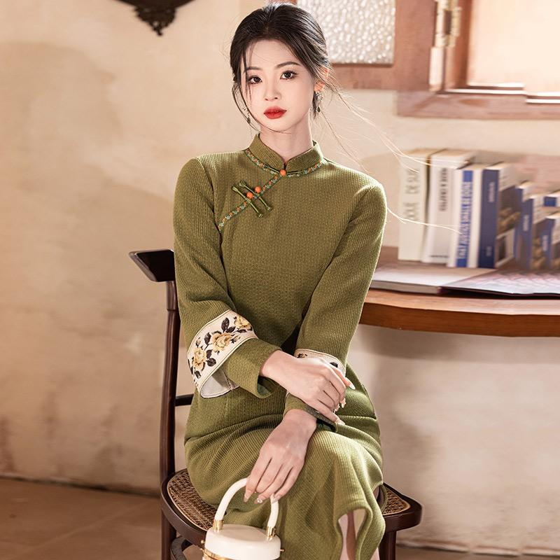 Warm Winter Chinese-Inspired Long Sleeve Cheongsam Dress With Fleece Lining Stand Collar Design Women