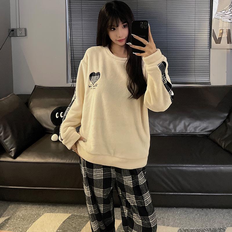 Autumn/Winter Flannel Pajamas: Cozy Round Neck Homewear for Youthful Men and Women