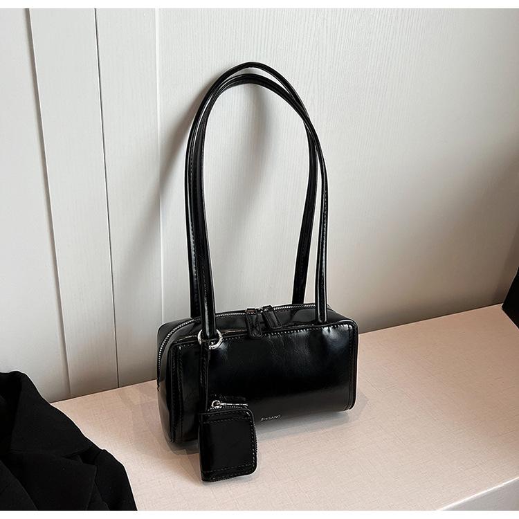 

Niche design underarm bag high sense 2025 summer new shoulder bag simple commuting fashion versatile pillow bag