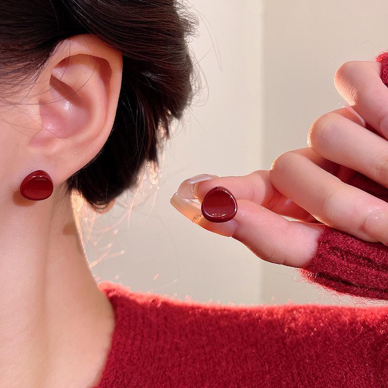 

Женские геометрические серьги Ankola винно-красного цвета — простые, универсальные, идеально подходят для осени и зимы. A2080 вино красного