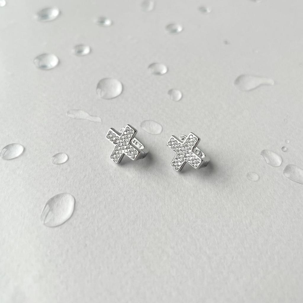 Boucles d'oreilles en argent avec zircons cubiques (2138761)