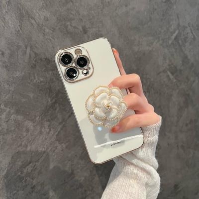 Stylowy uchwyt na telefon Camellia Bracket na iPhone'a 15 14 13 12 11 Pro Max Kompleksowy odporny na upadki futerał na telefon z kreskówkową dziewczyną