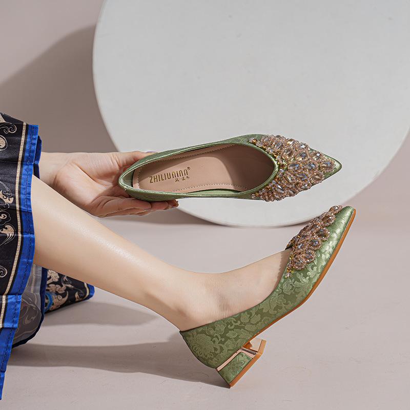 

Peacock screen middle heel handmade beaded fashion rhinestone women s shoes new pointed shoes thick heel single shoes women s summer versatile 43