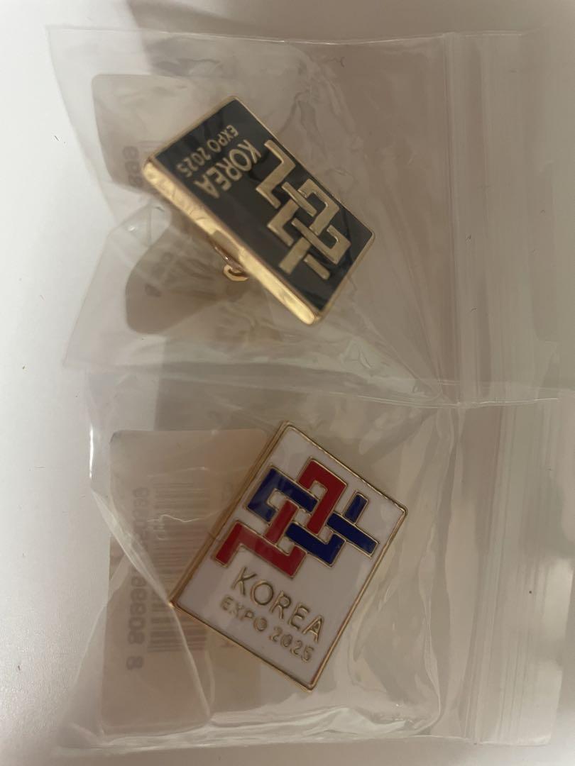 

[Б/У] Набор двухцветных значков Expo Korea