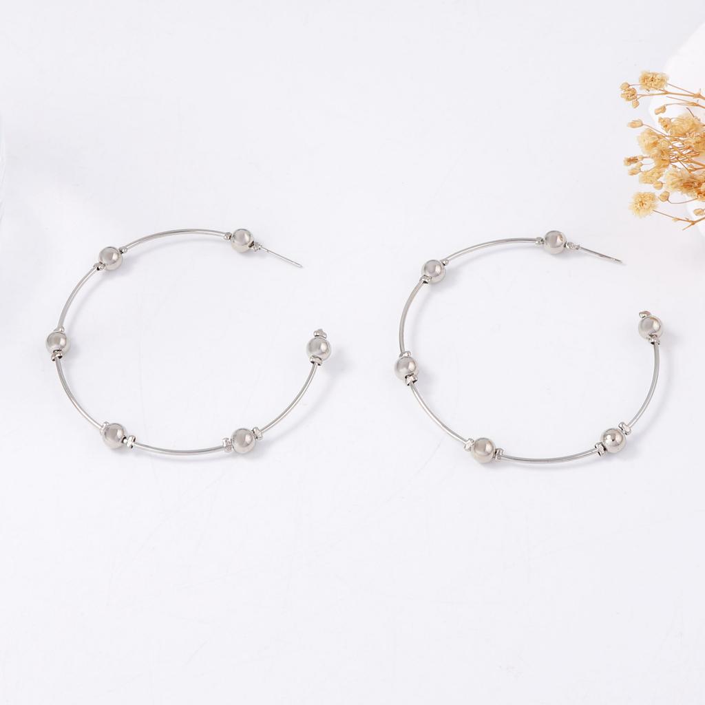 European and American light luxury style, high-end feel, large C-shaped circle geometric spherical stud earrings, versatile punk