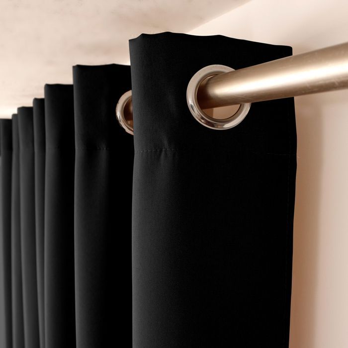 Rideau uni à oeillets noir 140x240 cm