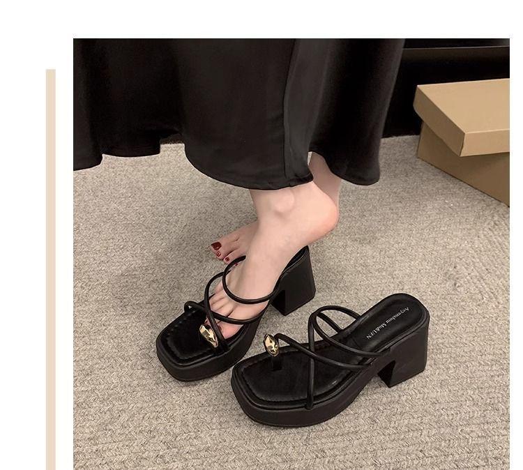 

Красивые шлепанцы на высоком каблуке, женские летние, для улицы, модные, 2025 новинка, высококлассные, в сказочном стиле, на толстом каблуке, модные сандалии 35 чёрный