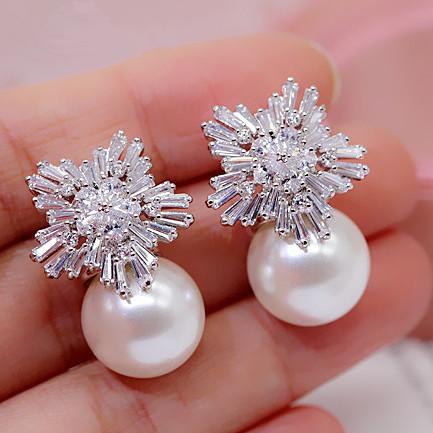 Luxury Cute Austrian Cubic Zirconia Stud Earrings For Women Wedding Fashion Imitation Pearl Snow Flower Bridal Girl Jewelry Gift