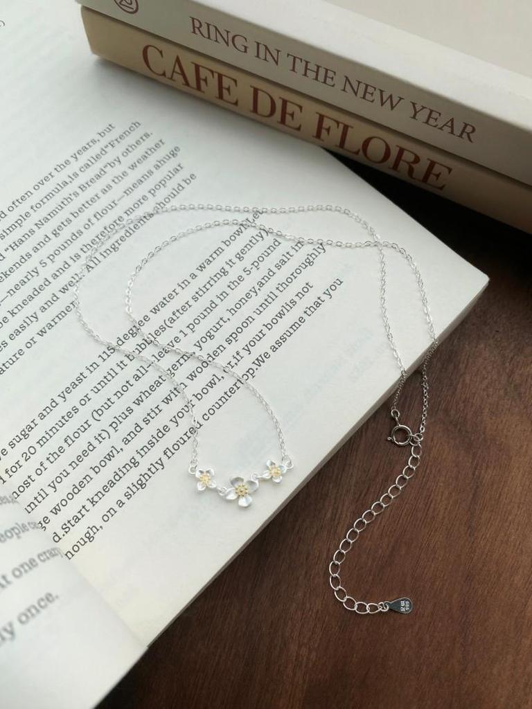 Sterling Silver Gardenia Flower Necklace for Women - Elegant Light Luxury Clavicle Chain with Fresh Floral Design.