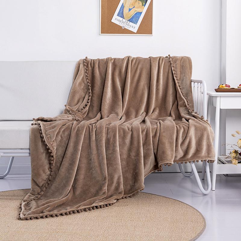 Фланелевое одеяло с помпонами — фото 8