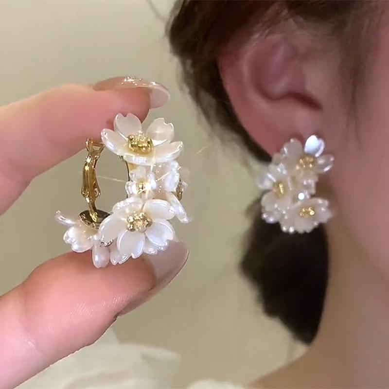 1Pair of Exquisite 3D Petal Copper Ring Earrings, Retro Fresh Style, Women s Earrings Jewelry золотой