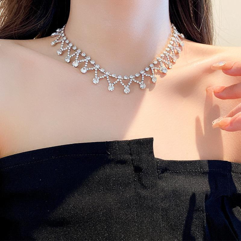 Explosive multi-layer oval zircon pearl necklace, simple design sense, temperament, clavicle chain, light luxury, personalized versatile item