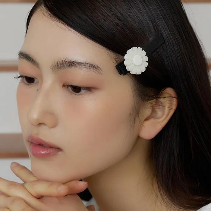 milky daisy hair pin