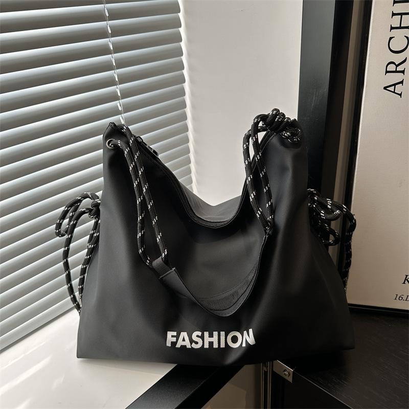 

New autumn and winter versatile shoulder messenger bag nylon cloth bag women s large-capacity high-end commuter tote bag чёрный