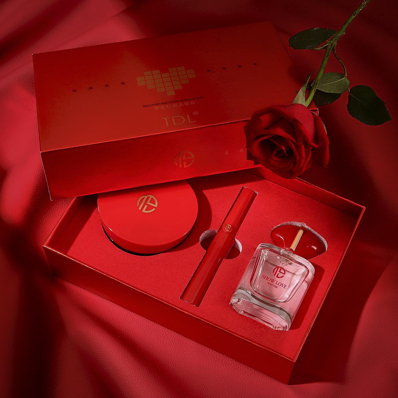 

Набор для макияжа в красных тонах с помадой, парфюмированным BB-кремом в подарок на день рождения three-piece set красный