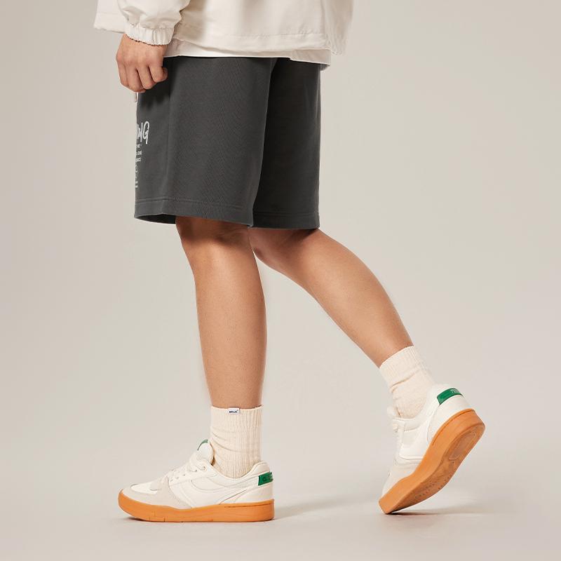 Li-Ning Atmungsaktive Locker Sitzende Elastische Bedruckte Buchstaben Strick Casual Shorts Herrenshorts Dunkelgrau AKSU685-7