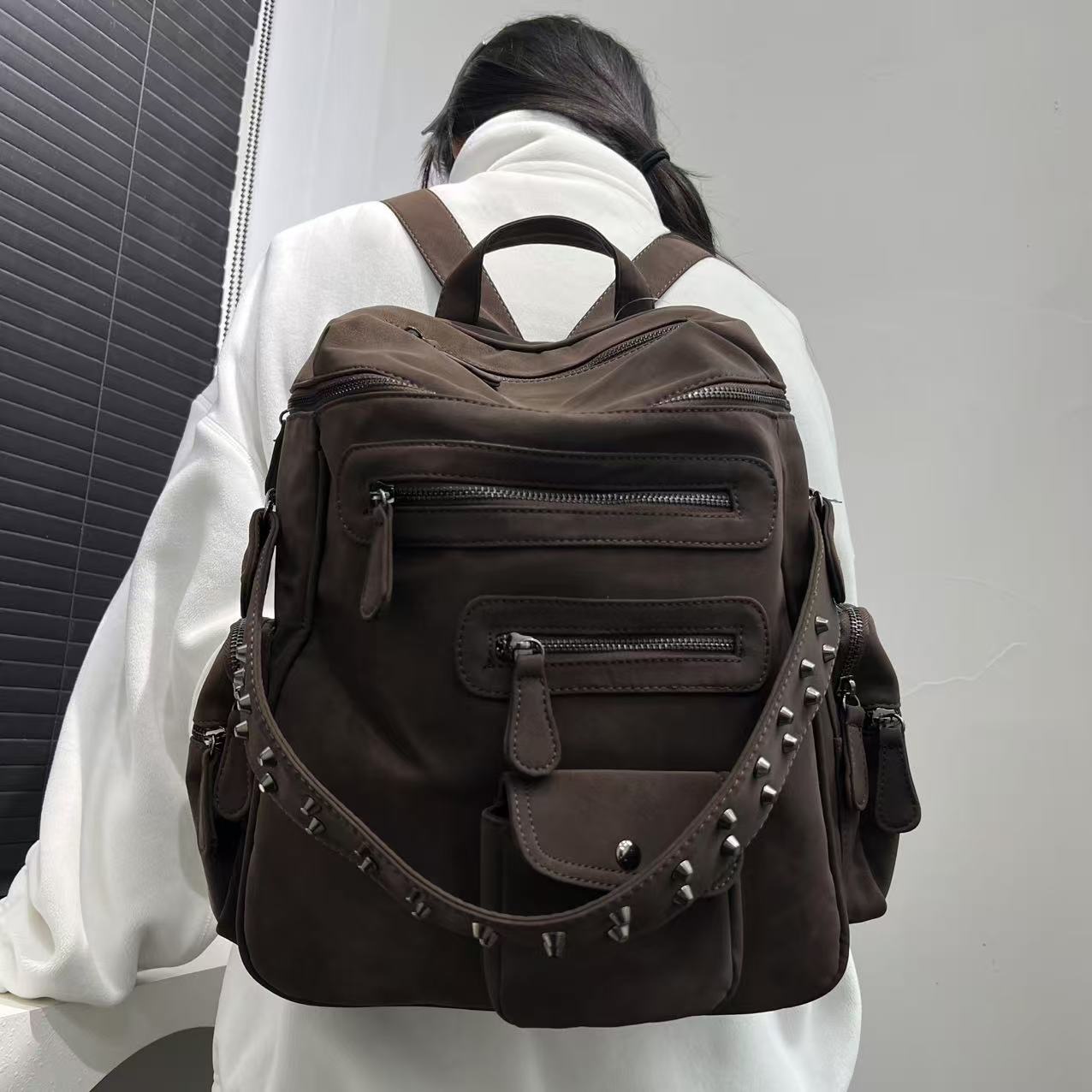

Suede Spice Girl Backpack Large Capacity Vintage Rivet Locomotive Shoulder Bag темно-коричневого