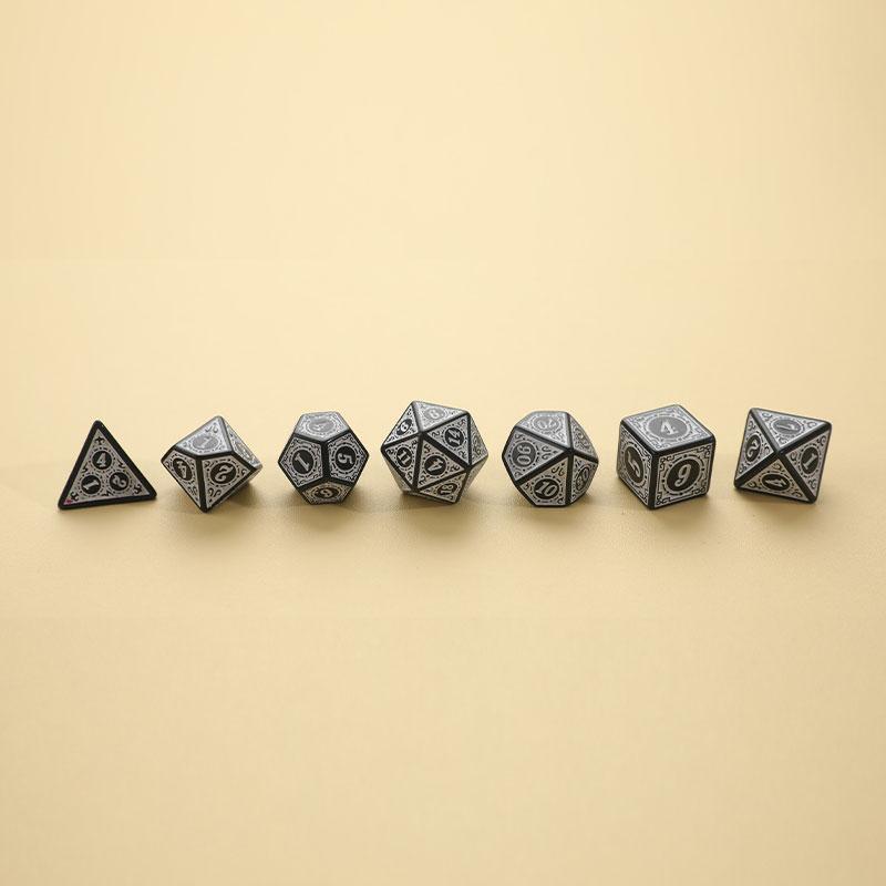Polyedrisches 7-teiliges Würfelset mit geschnitztem Muster D4 D6 D8 D10 D% D12 D20 für das Spiel