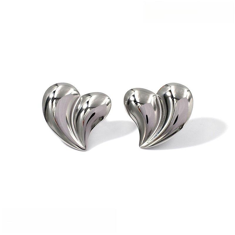 Gold-Plated Titanium Steel Heart Stud Earrings & Collarbone Chain Jewelry Set for Women in European American Style.
