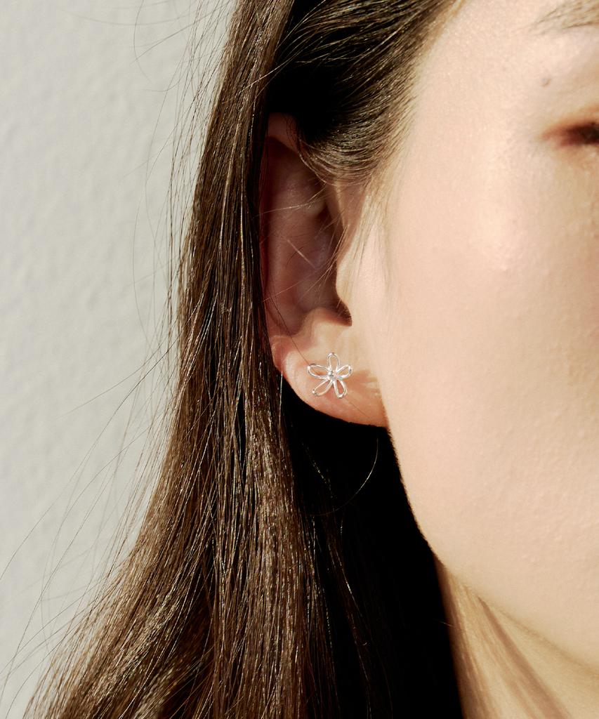 Silvertag Sie-26Ss7 925 Silver Steady Floral Earrings