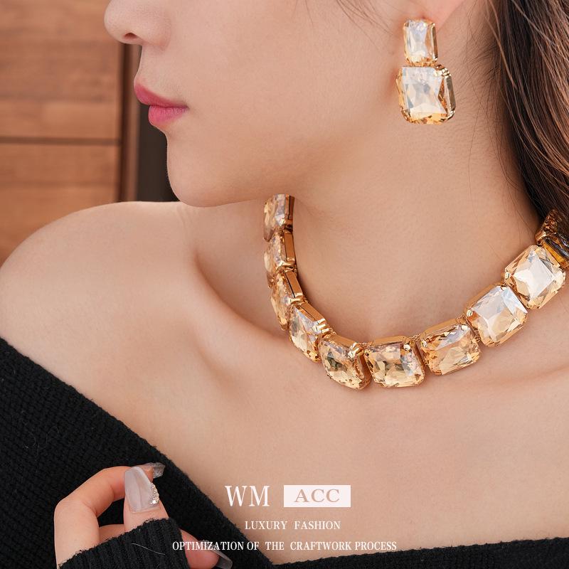 Set di orecchini a lobo quadrati con incastonatura di diamanti e collana: Accessori Formale di Lusso, alla Moda, di Alta Gamma