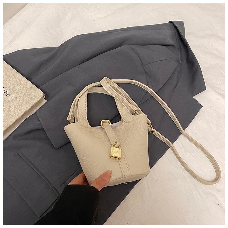 

Today s popular bags are women s new fashion and high-end single shoulder messenger bags, portable bucket bags.