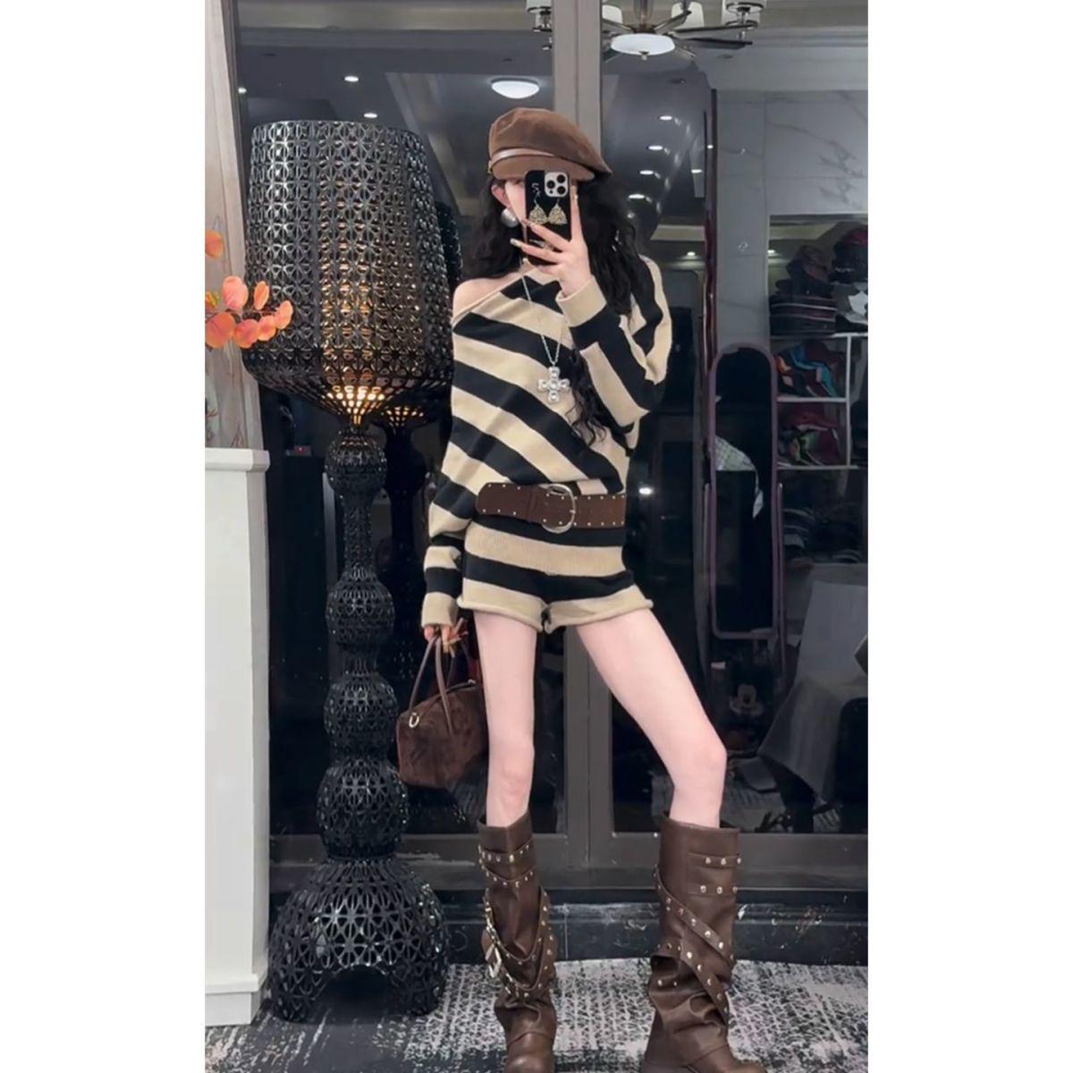 

Осень 2025 г.: Чистый и Сексуальный Трикотажный Комплект Топ с Открытыми Плечами и Шорты с Цветовыми Блоками Size M: For 91-105 lbs