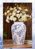Vintage Blauw en Wit Porseleinen Kleine Vaas voor Bloemschikkingen – Retro Keramisch Ornament voor Woonkamer Decoratie.