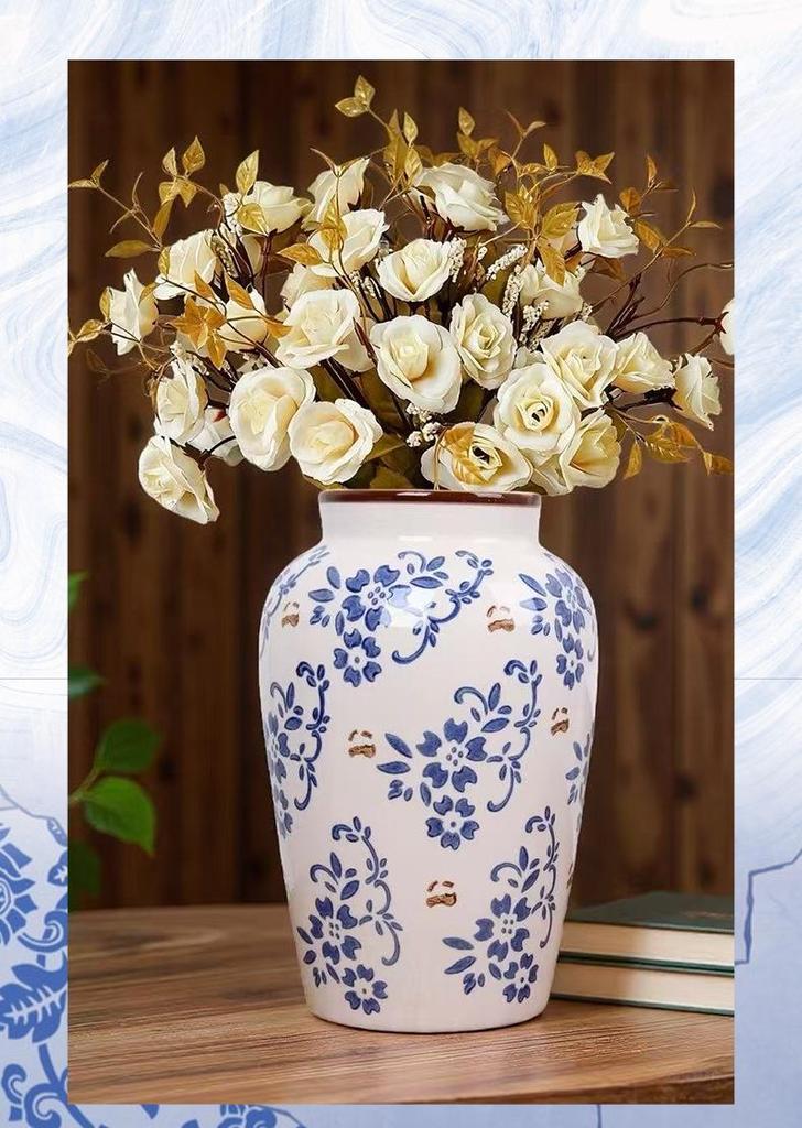 Vintage Blauw en Wit Porseleinen Kleine Vaas voor Bloemschikkingen – Retro Keramisch Ornament voor Woonkamer Decoratie.