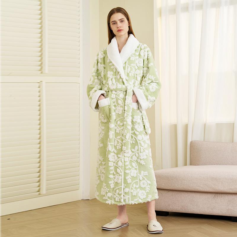 Men's Winter Shawl Collar Plush Fleece Bathrobe Soft Warm Long Sleeve Robe with Pockets Spa Robes for Men Comfortable Fluffy Homewear Sleepwear