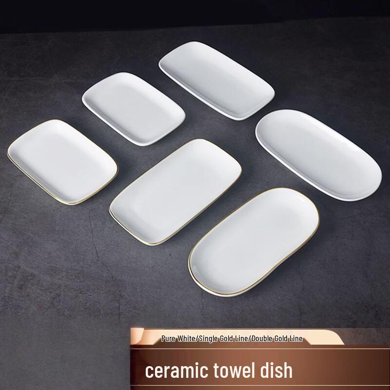 Чисто белая керамическая мыльница и полотенцедержатель с золотой каймой