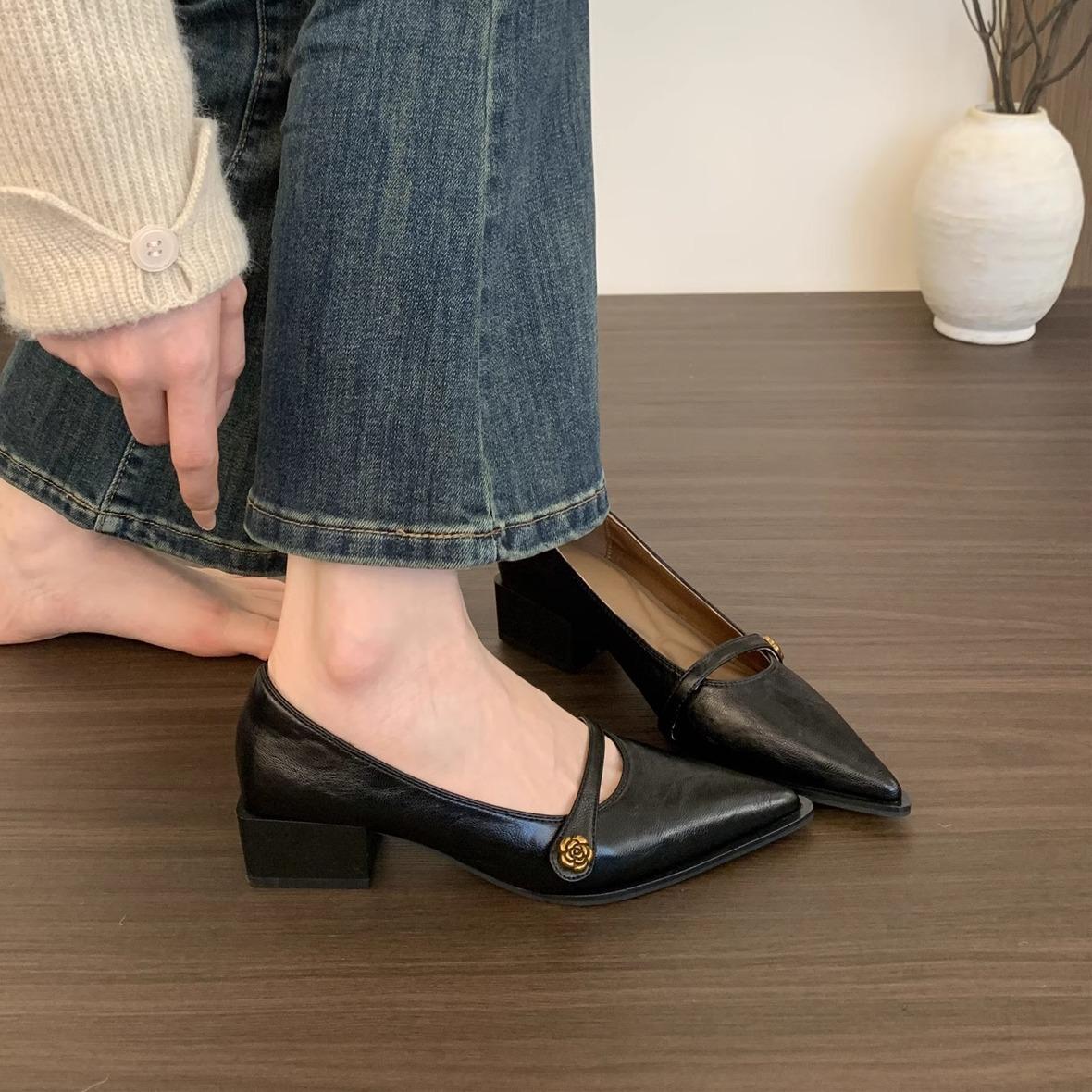 

Pointed head shallow mouth single shoes women s middle heel new retro commuter brown thick heel Mary Jane small leather shoes 35 чорний
