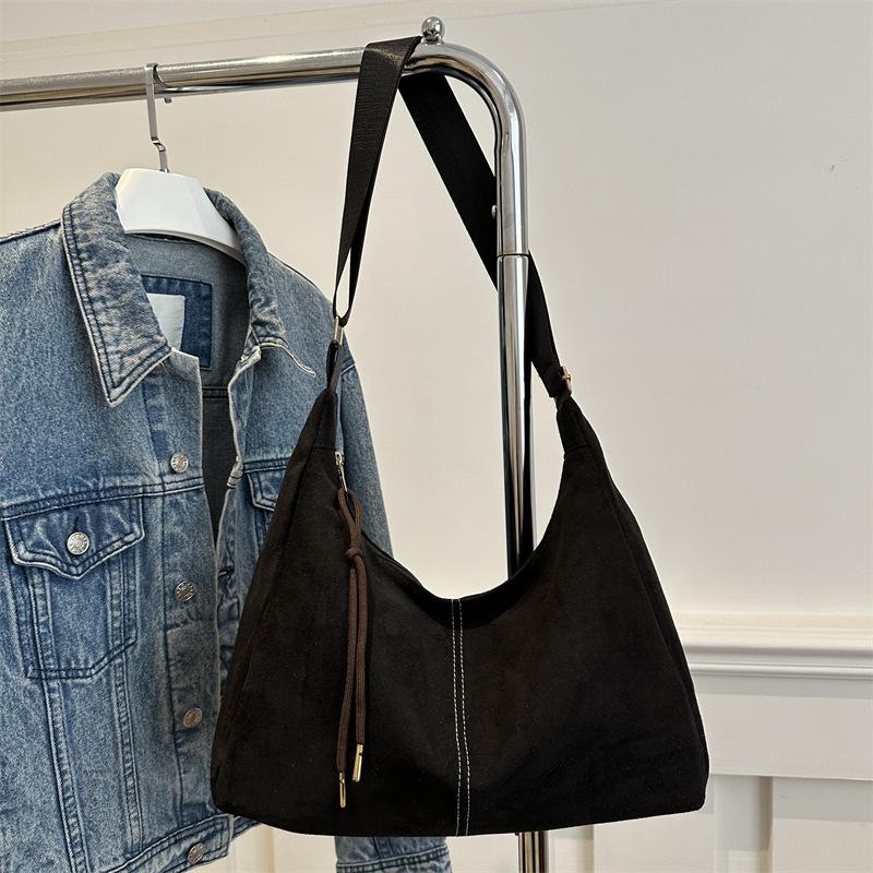 

Осенне-зимняя женская сумка-тоут большой вместимости, новая модель 2025 года, популярная в этом году ретро-универсальная дорожная сумка через плечо чёрный