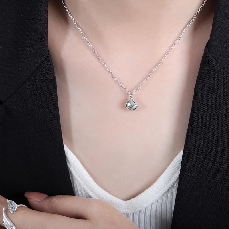 European & American 18K Gold Water Drop Necklace - Titanium Steel, Colorfast, Versatile Clavicle Chain, Retro Hip Hop Niche Jewelry for Women