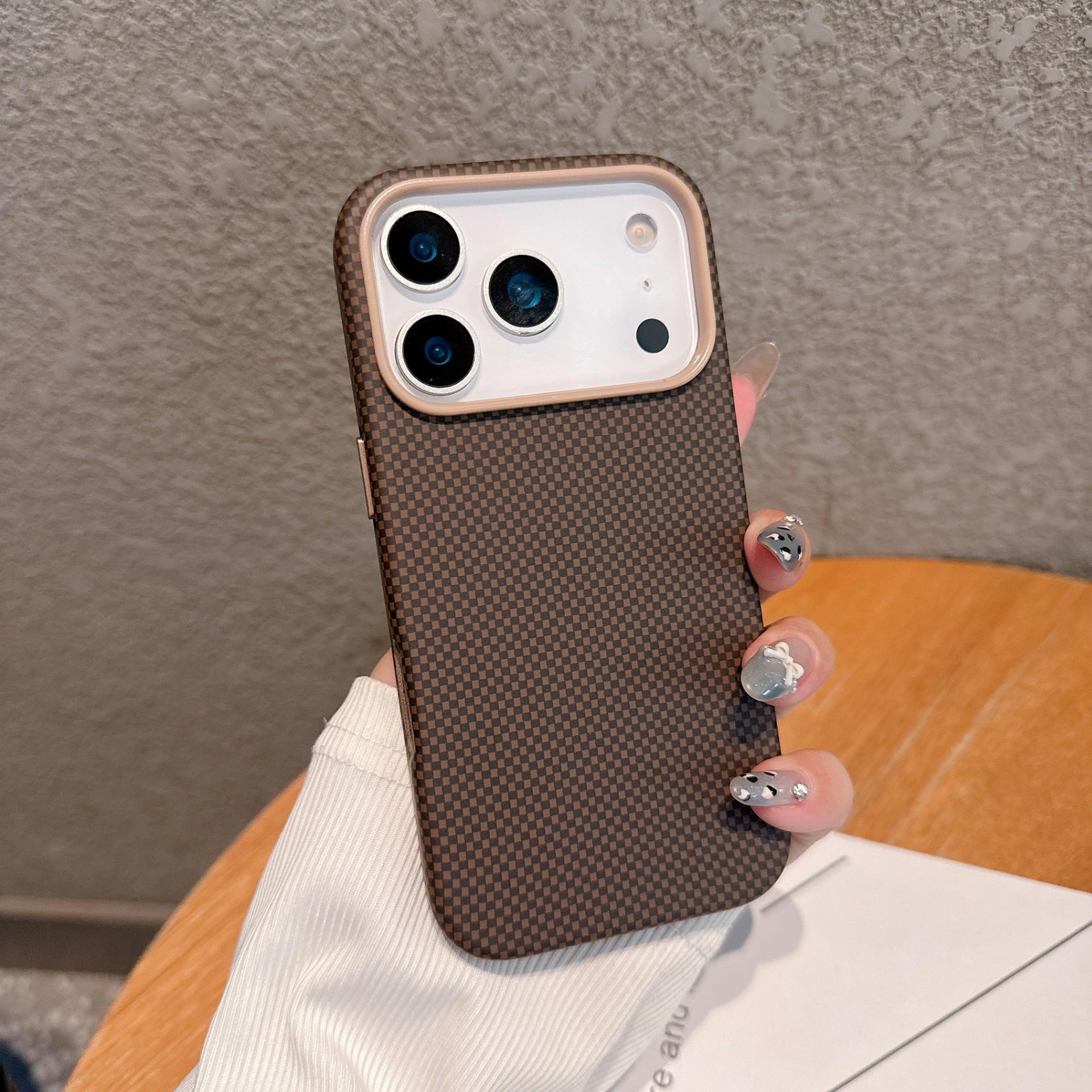 

Металевий Матовий Магнітний Чохол для iPhone 17 Pro Max з Текстурою Вуглецевого Волокна на Водній Основі iPhone17ProMax