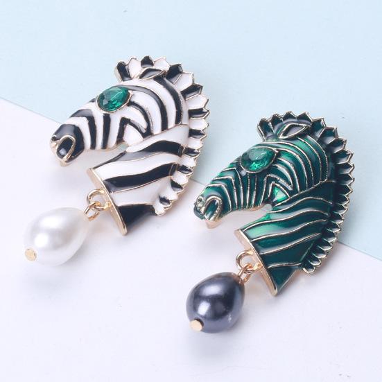 

Личностная серия животных, капающее масло, полосатая брошь с головой лошади чёрный