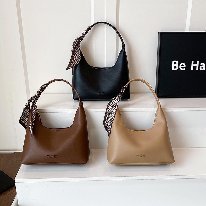 Niche design high-end bag women's trend fashion single shoulder handbag commuter hand carry underarm bag