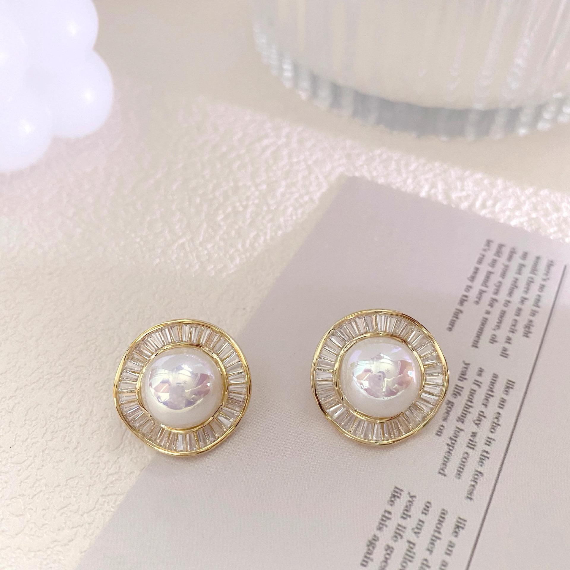 New trendy Korean temperament niche design pearl earrings summer high-end French Hong Kong style retro stud earrings
