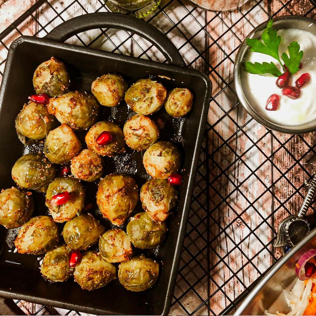 Lava Cast Iron Square Skillet. Dual Handle, With Wooden Platter  12X12cm.