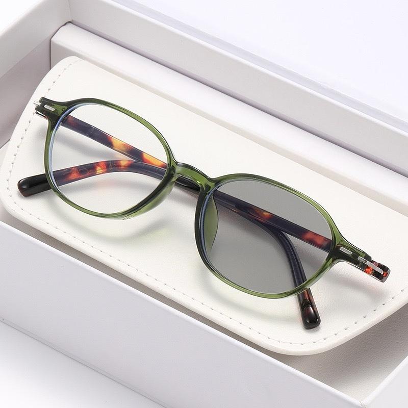 New Photochromic Ultra-Lightweight Anti-Blue Light Myopia Glasses Retro Round Frame High Definition Eyewear Diopter 0 To -4.0