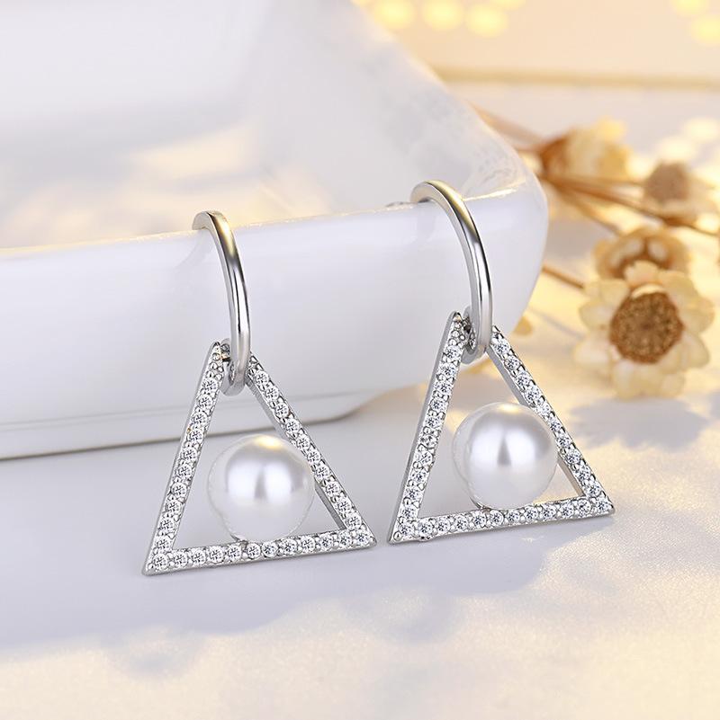 

Temperament Versatile Earrings for Women, Simple and Fashionable Triangle Earrings, Artificial Pearl Earrings