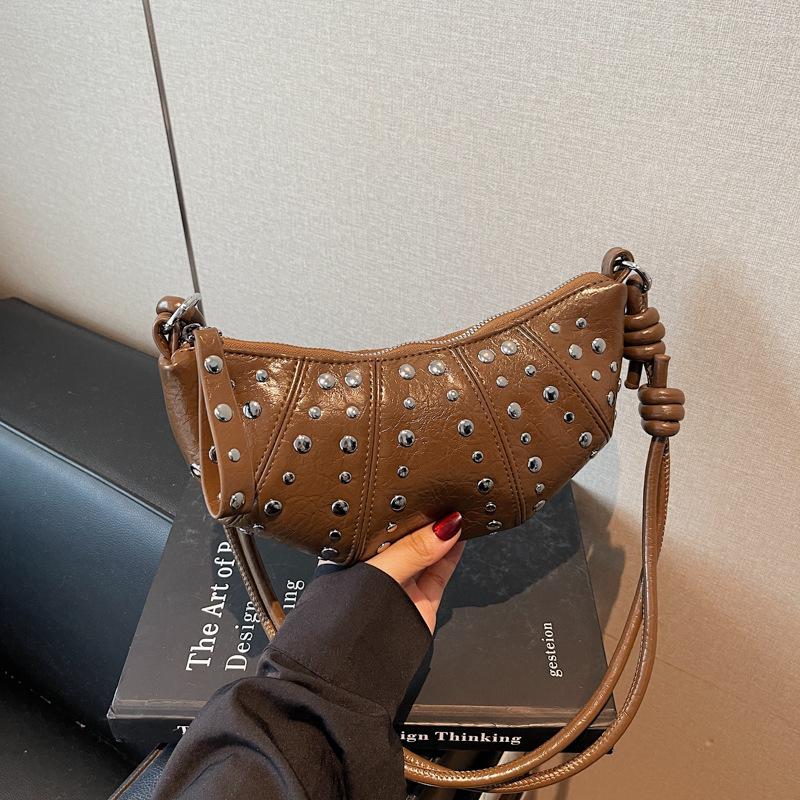 

Модный тренд ручная сумка-пельмень женская 2025 осень новая для работы продвинутое чувство заклепки одно плечо сумка-мессенджер 25*6*12 темно-коричневого