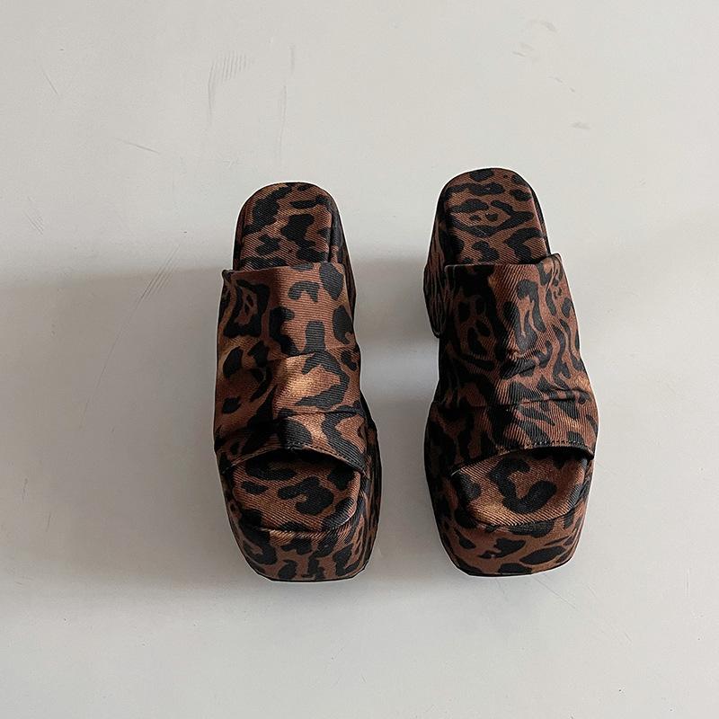 Beautiful leopard print wedge sandals women's 2025 spring and summer new outer wear thick-soled folds with skirt high-heeled cool slippers
