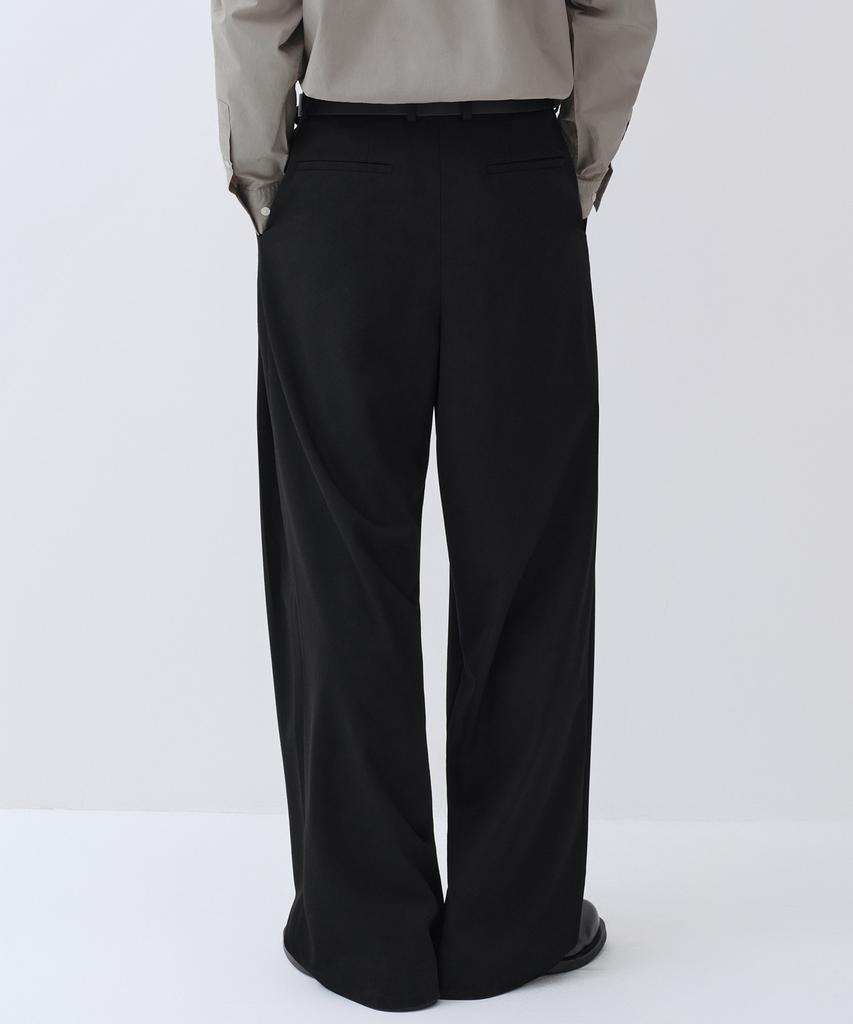 MUSINSA STANDARD Extra Wide Two-Tuck Hidden Elastic Waist Slacks [Black]