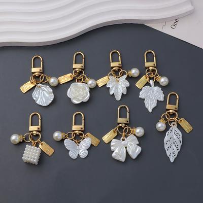 Niedlicher Perlenblumen-Schlüsselanhänger Glänzendes Muschelblatt-Schlüsselanhänger Metallanhänger Zubehör für Damen Auto Anhänger Taschenanhänger Schmuck